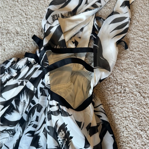 Black and White Floral Print Fabric - Picture 4 of 6